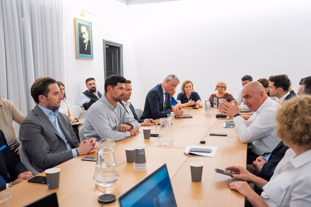 Bolojan, discuții cu liberalii din sectoare despre PNL București - Politica