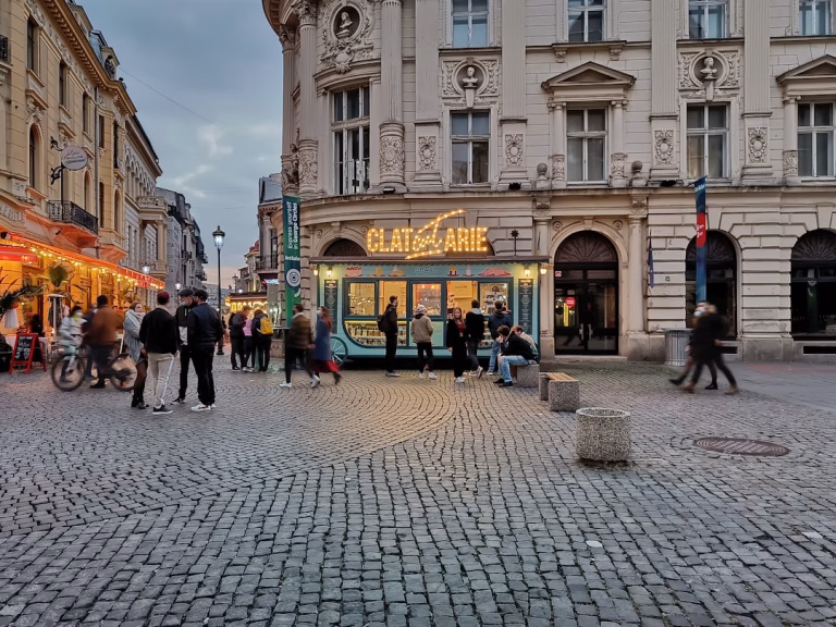 Calea Moșilor din anii ’80, cu mobilă urcată pe macara