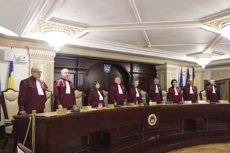 CCR judecă azi legea integrității, cu 1,6 mld euro pe masă