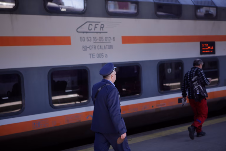 CFR riscă să nu mai poată plăti salariile angajaților