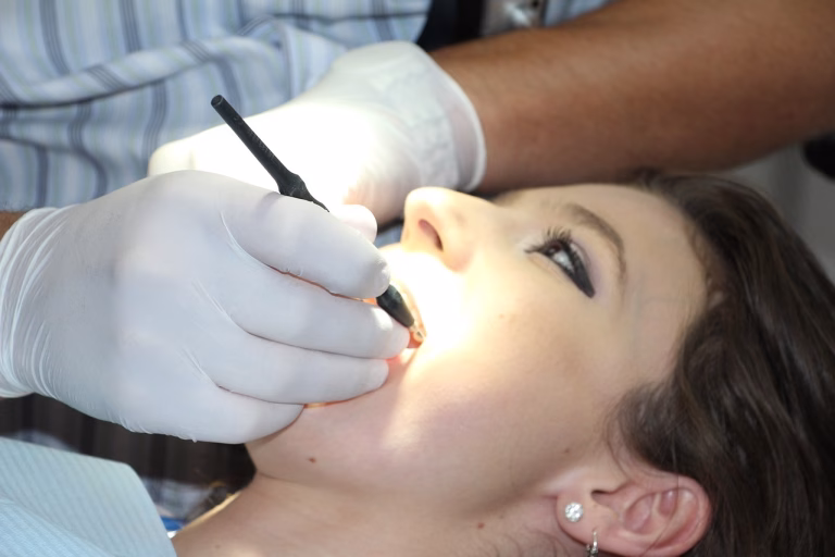 De ce plătești mai mult la dentist în Capitală decât la Timișoara