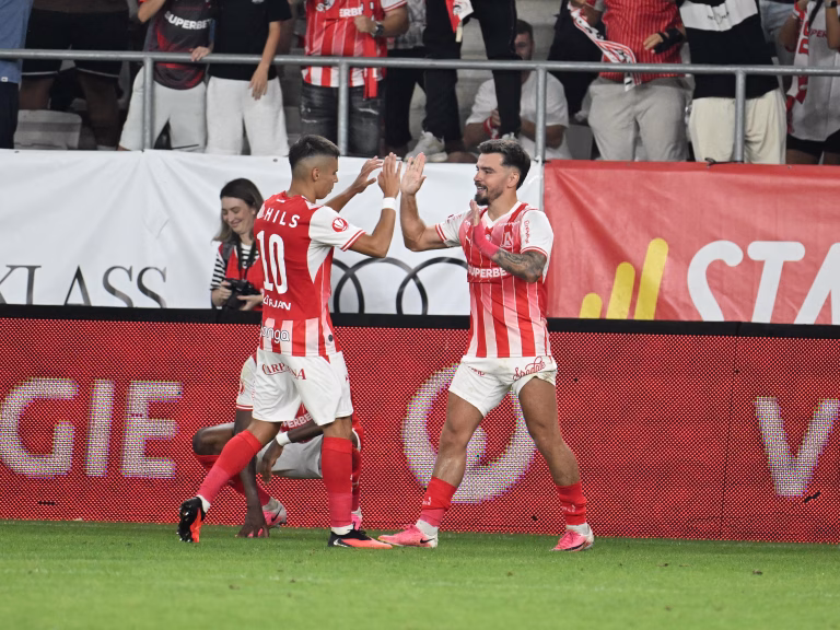 Dinamo trece de “U” Cluj 2-1, dubla lui Armstrong salvează seara