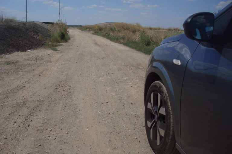 Drumul de pământ care ține în loc podul peste A0 la Berceni