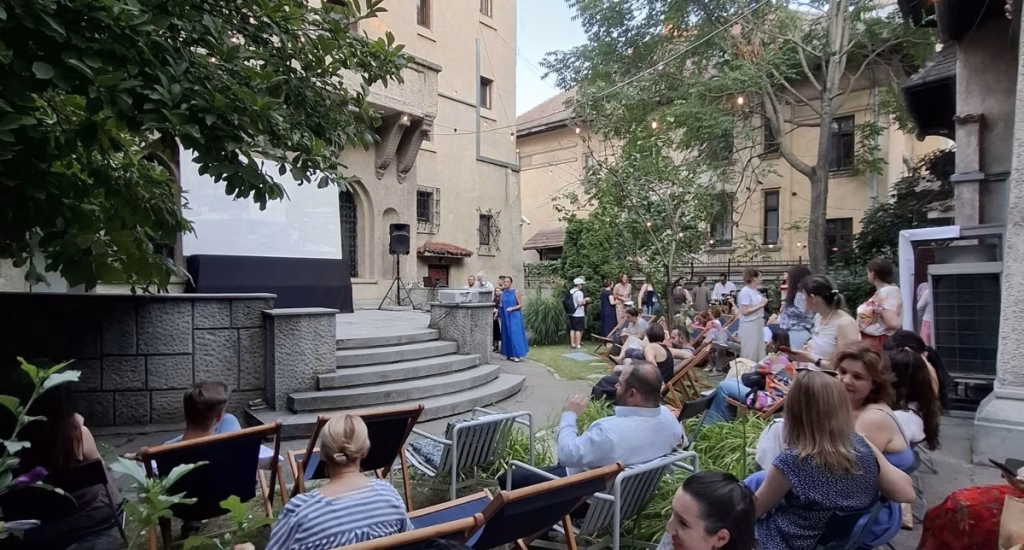 Film sub cerul liber la Muzeul Hărților duminică - Bucuresti