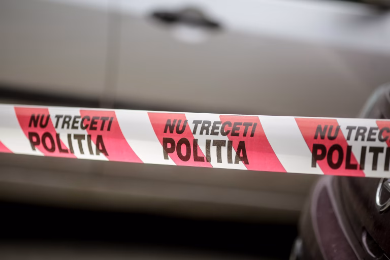 Groapă în asfalt pe Eroilor: circulația, restricționată pe o bandă