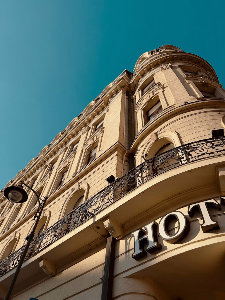 Hotel, resort sau aparthotel: ce alegi când pleci din București - Bucuresti (Photo: Unsplash)