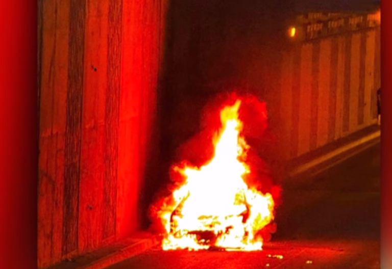 Mașină în flăcări în pasajul Băneasa, trafic blocat spre Ploiești