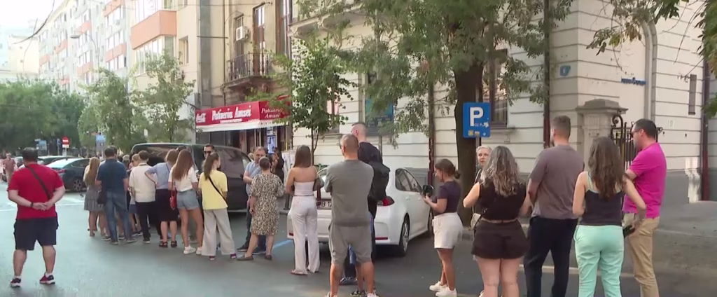Războiul merdenelelor: coadă de sute de metri în centru - Politica