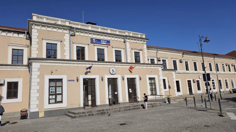 Scandal cu bătaie în gara Sibiu, oprit de polițiști