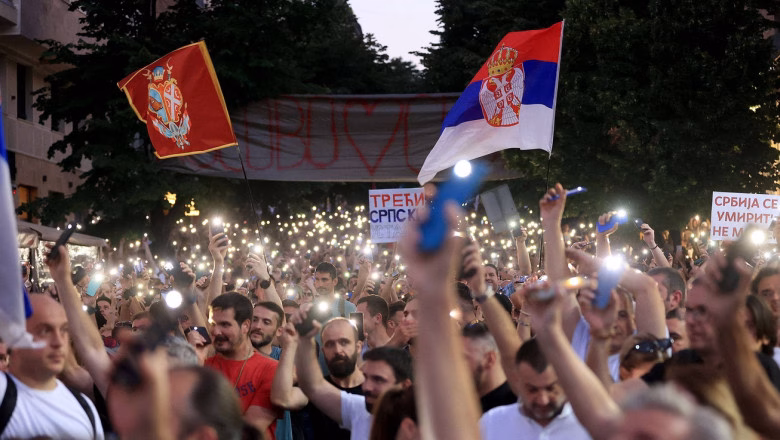 Serbia clocotește: Vucic ia în calcul demisia - Politica