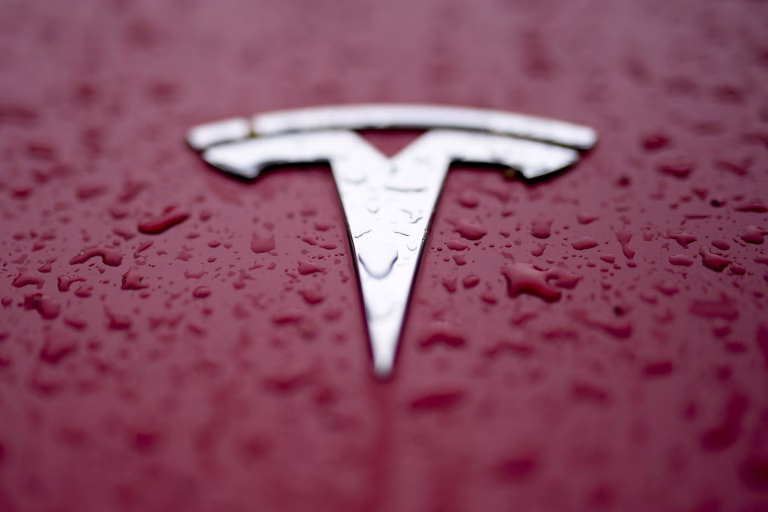 Tesla cheamă acasă 3 milioane de mașini din China