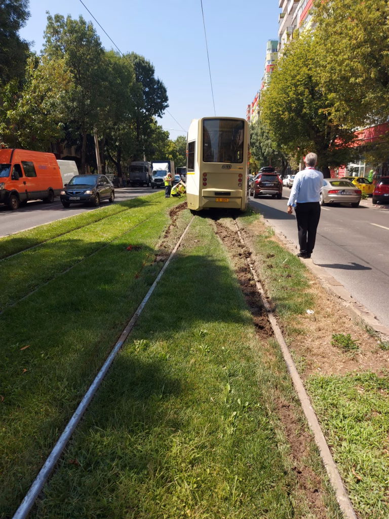 Trei linii de tramvai, iar în reparație: gazonul de la Piedone dă bătăi de cap - Bucuresti