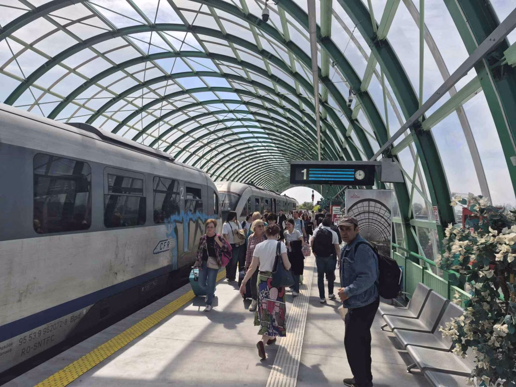 Trenul spre Otopeni bate iar recorduri de pasageri - Bucuresti