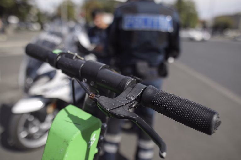 Trotineta rămâne la poartă: interzisă și în Corbeanca, și în Capitală