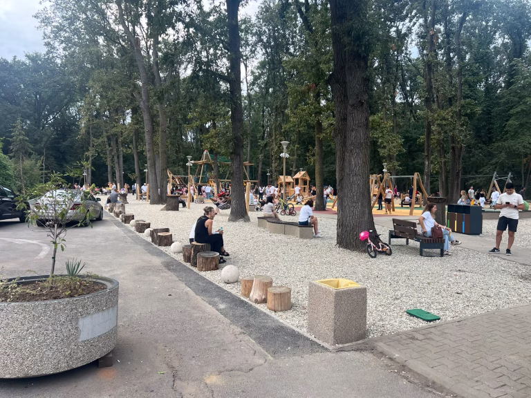Băneasa are un nou loc de joacă. În prima zi, spațiul s-a umplut de familii
