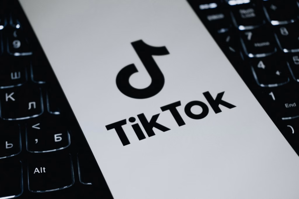 Ambulanța „hoață de copii”: plângere la TikTok, anchetă UE - Politica