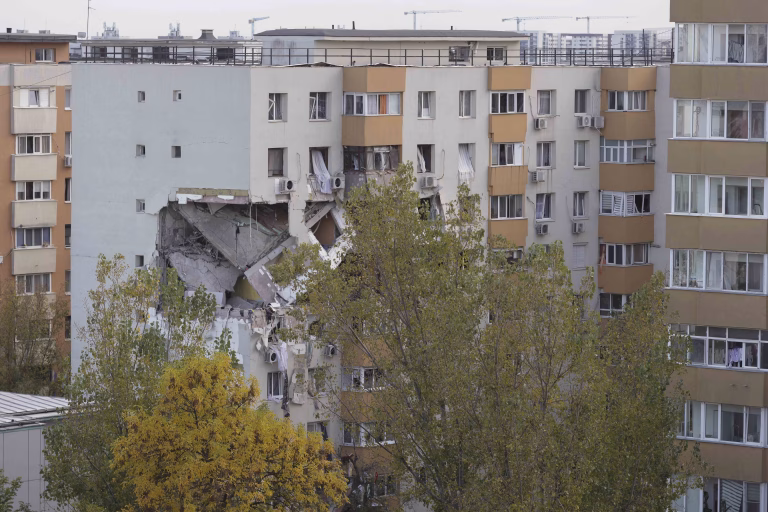 Blocul din Rahova, pus în siguranță abia acum, la 11 luni