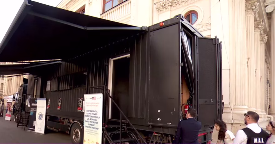 Camionul care arată cum arată iadul „lover boy” în Capitală - Politica