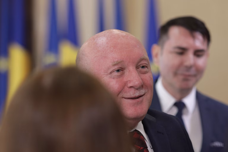 Comisia Bolojan-Tănăsescu se extinde cu zborul din Mikonos