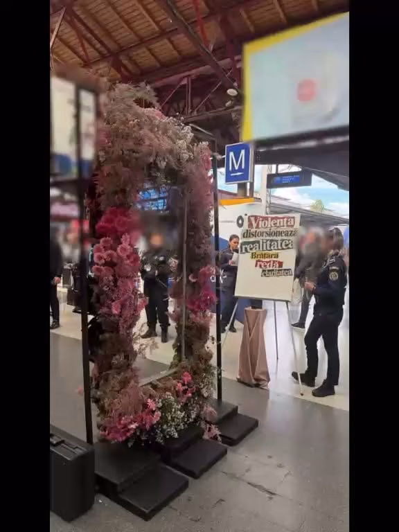 Flori și un mesaj greu, la Gara de Nord - Bucuresti