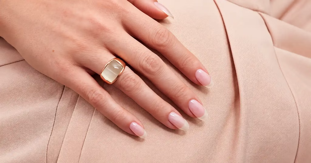 French manicure, reinventat de Dua Lipa, dă din nou colțul - Cultura