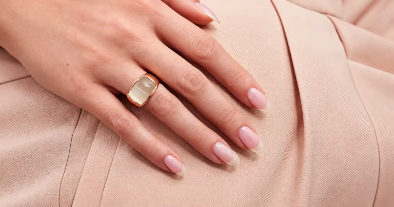 French manicure, reinventat de Dua Lipa, dă din nou colțul