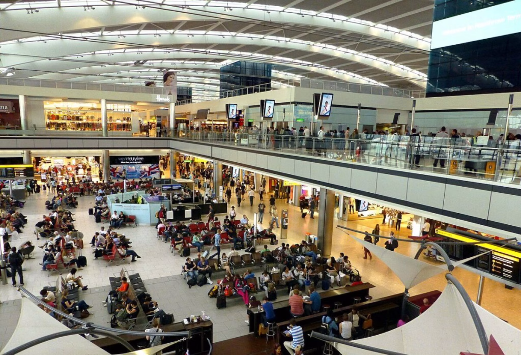 Haos pe aeroporturile londoneze, zboruri din Otopeni afectate - Politica