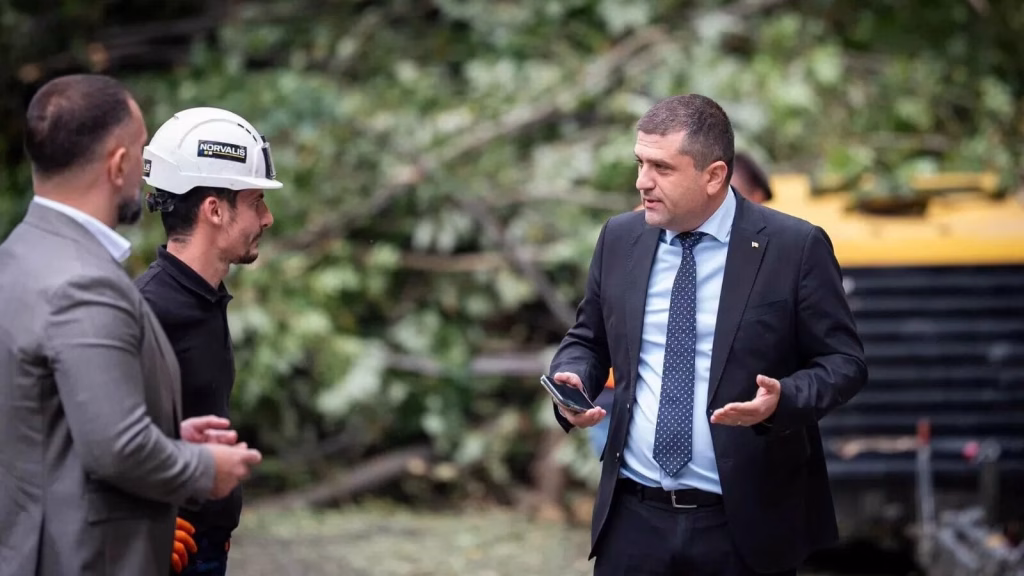 Miruță, blocat o oră pe Valea Oltului, a scos telefonul supărat - Politica