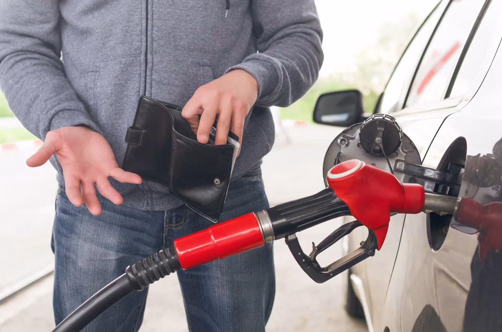 Motorina a trecut de 11 lei, benzina de 10 la pompele din Capitală - Politica
