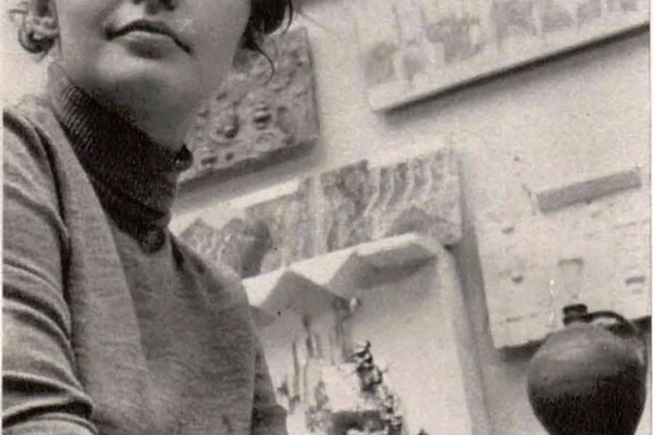 O fotografie din 1969: artista la lucru, în arhiva PostModernism