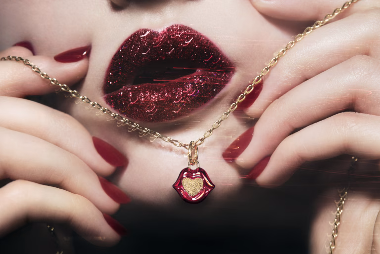 Pandora și Pat McGrath pregătesc ceva nou, dar e secret