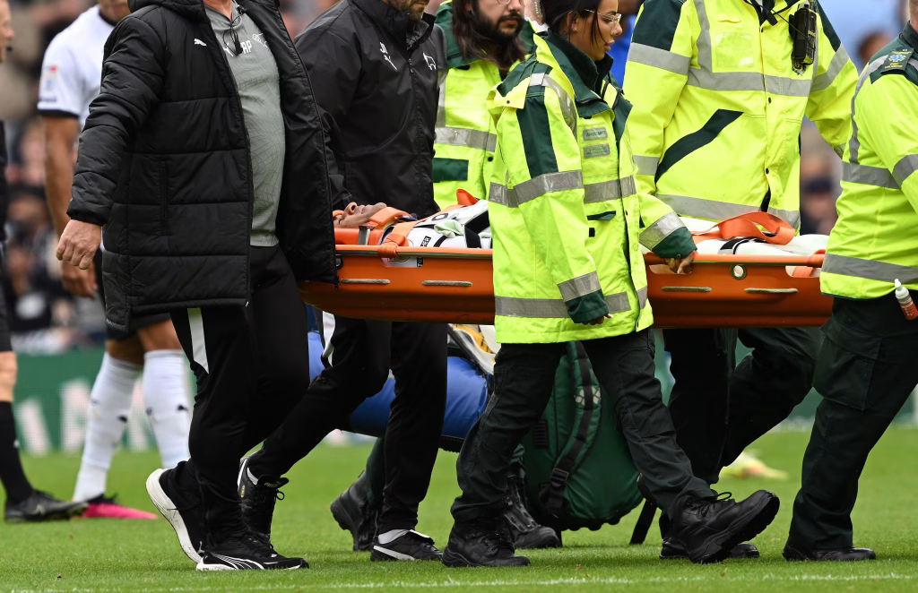 Panică pe teren: jucător scos pe targă, cu guler cervical - Sport