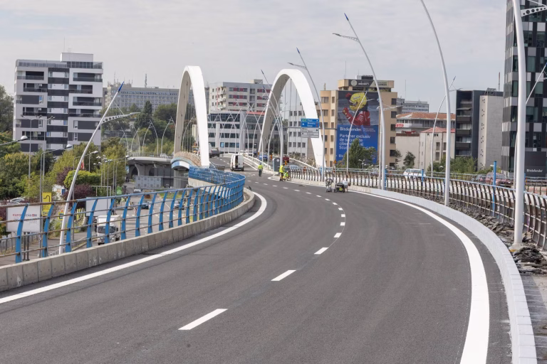 Pasajul Basarab se redeschide diseară, tocmai de școală