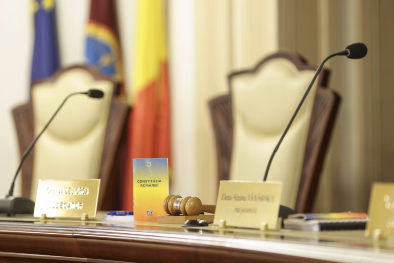 PNL și USR cer CCR să lămurească zborurile lui Deliorga