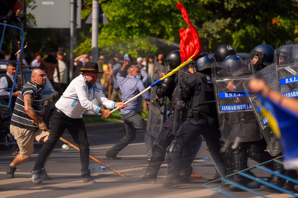 Protest de ciobani, transformat în haos în Piața Victoriei - Politica