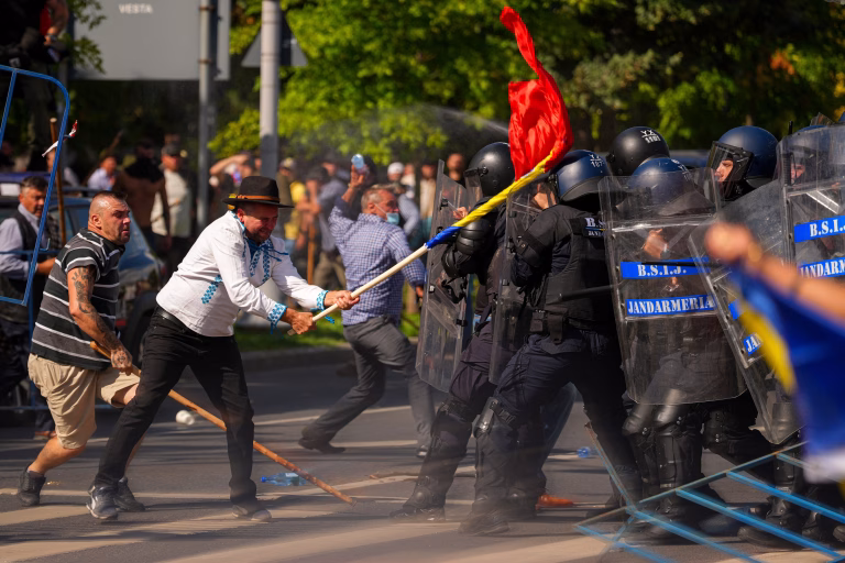 Protest de ciobani, transformat în haos în Piața Victoriei
