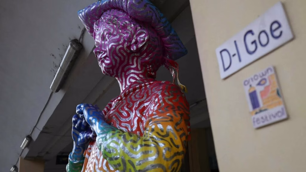 Scandal pe culorile curcubeului de la statuia lui Goe - Politica