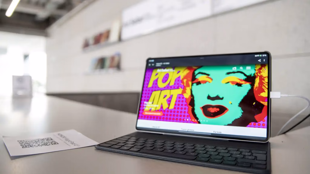 Tablete printre tablouri la Art Safari, pe Amzei - Cultura