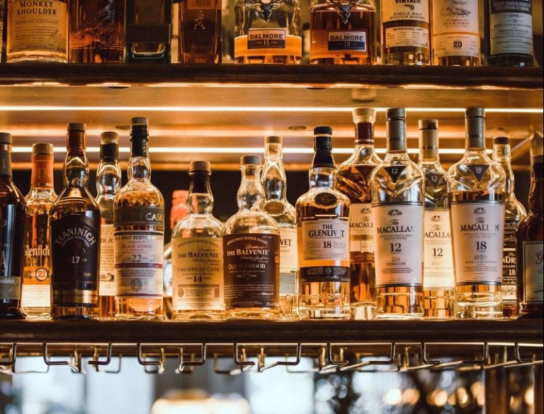 Trump promite reducerea taxelor la whiskey irlandez