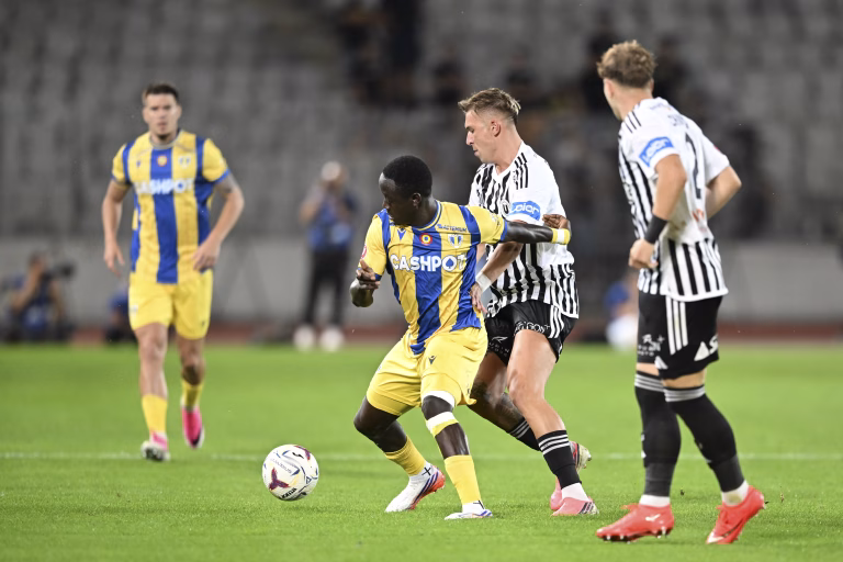 U Cluj bate Petrolul 1-0, în 10 oameni, cu penalty de Macalou