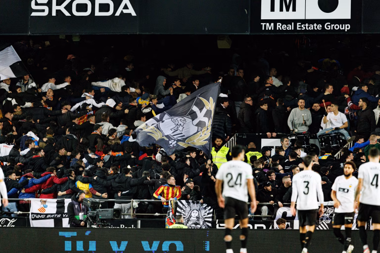 Un club istoric dă afară pe toată lumea și lovește cu o bombă