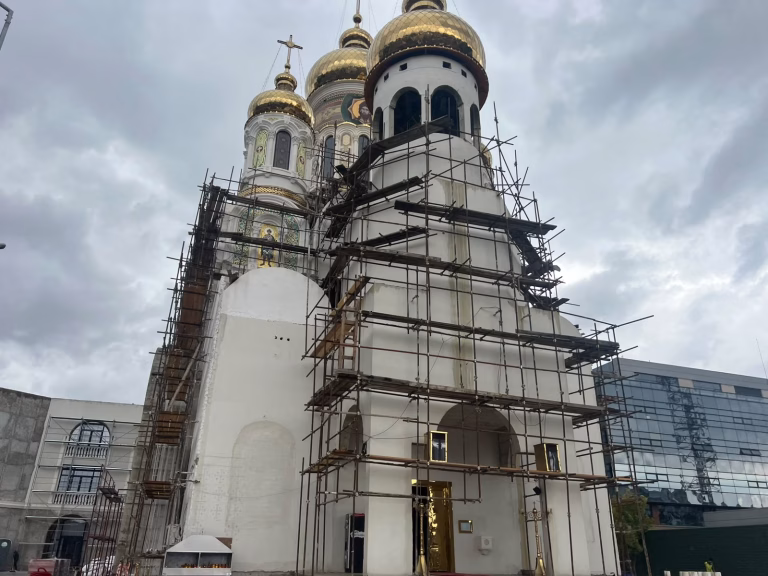 Biserica de peste 20 de milioane de euro a lui Gigi Becali, încă în șantier la Voluntari. Are turle aurite și un buncăr subteran