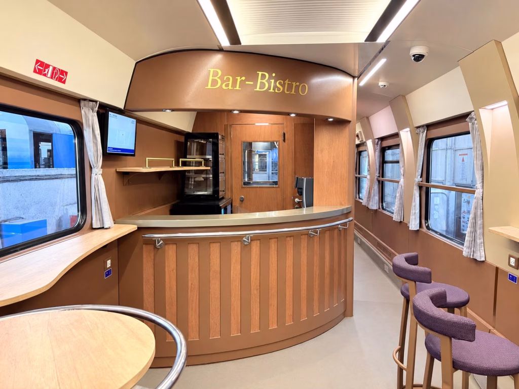 Al treilea vagon bar-bistro, gata de drum spre București Nord - Bucuresti