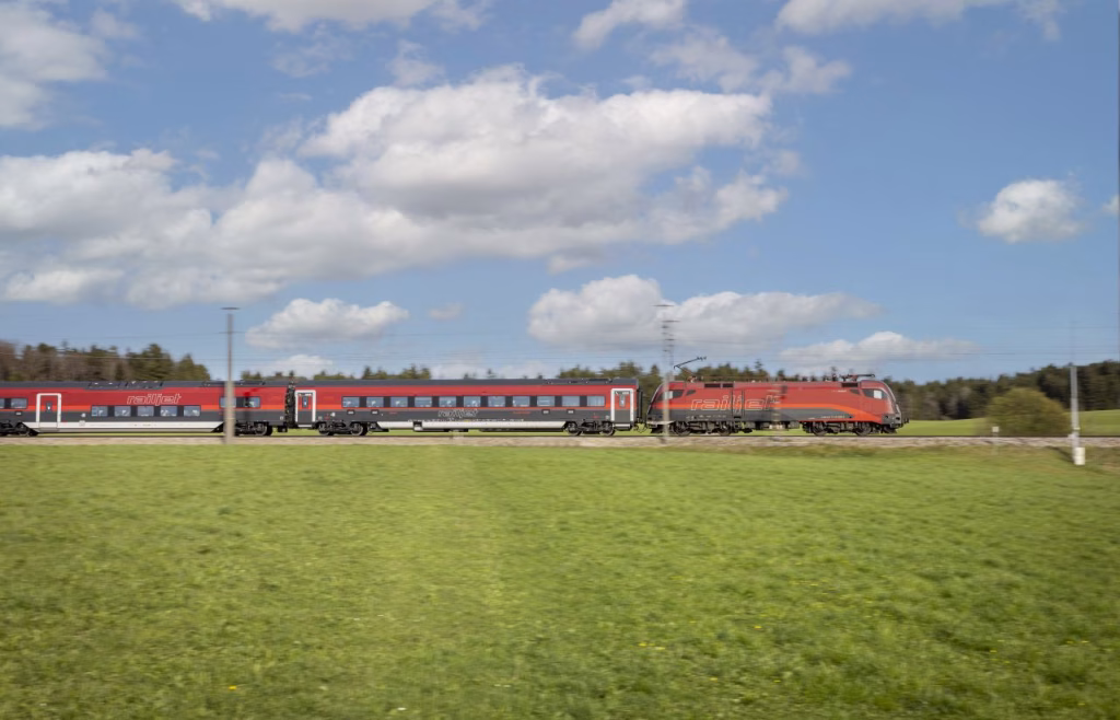 Austria își reinventează căile ferate, noi ne uităm și visăm la CFR - Bucuresti