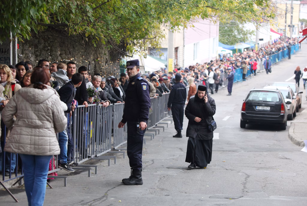 Busculadă la moaște: scandal și amenzi la Iași - Politica