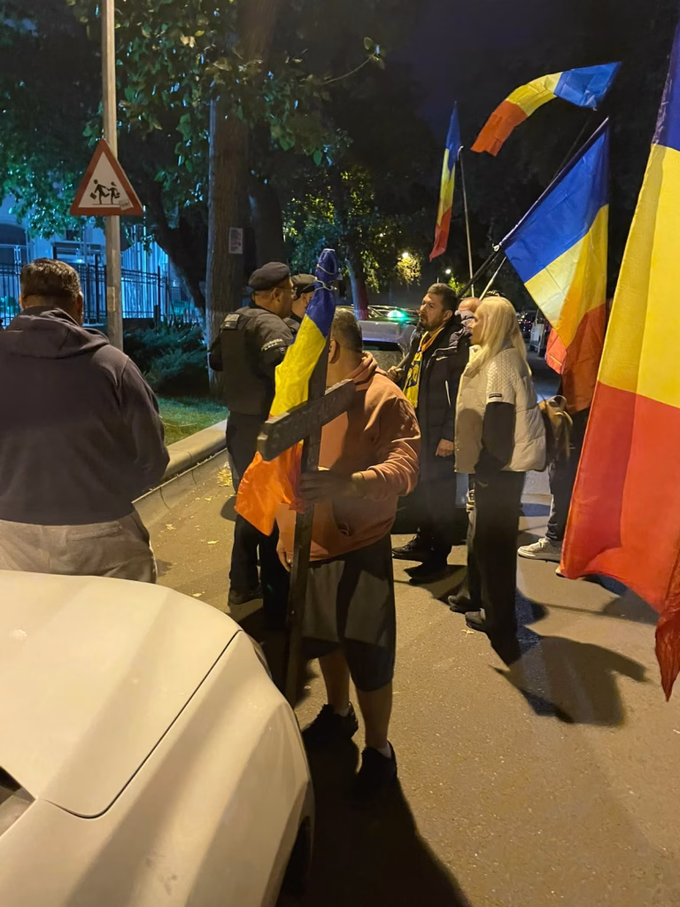 Corturi și scandări în fața Arestului Central, pentru Georgescu - Politica