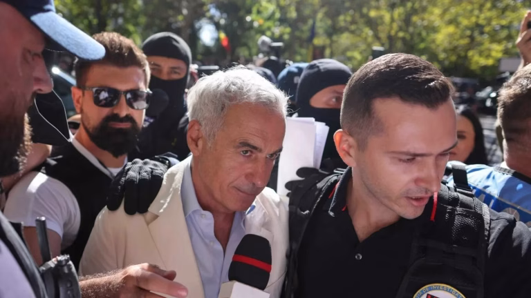 Georgescu la Curtea de Apel, fanii așteaptă în ploaie verdictul