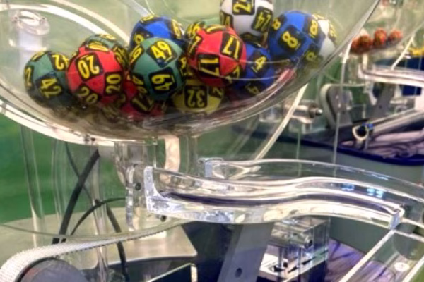 Report gras la Loto: peste 2,24 milioane de euro în joc duminică