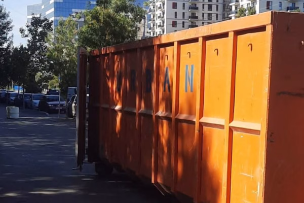 Sector 6: scapi gratuit de canapele și dulapuri vechi