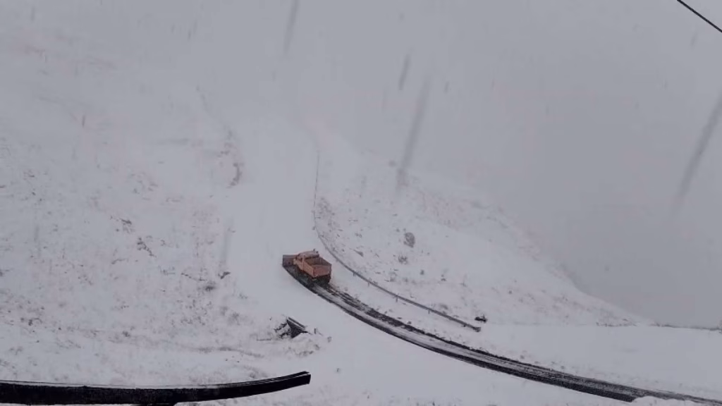 Transfăgărășanul s-a închis iar: ninsoarea a tăiat drumul - Bucuresti